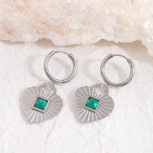 Pendientes de Aro con Colgante de Corazón de Circonita Verde, Chapados en Oro de 18k, de Acero Inoxidable, Hipoalergénicos y Resistentes al Deslustre, Estilo Vintage - Product Image 6