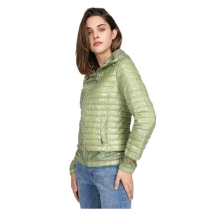 Chaqueta Acolchada con Capucha de Tela de Alta Calidad, Tendencias de Moda, para Mujer, Talla Grande, Ropa Gruesa de Invierno, Estilo Urbano Simple, Corta y Abultada - Product Image 2
