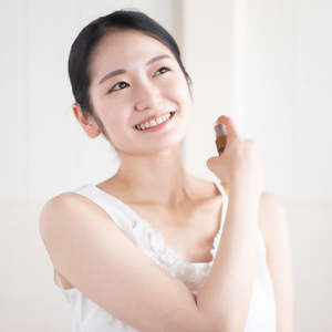 Base de spray corporel hydratant bio prête à l'emploi avec fonction de traitement de l'acné - Product Image 1