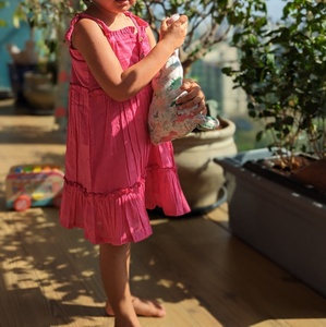Robe en coton écologique tendance 2025 avec doublure et bretelles ajustables à nouer, décoration boutonnée pour enfants, été - Product Image 2