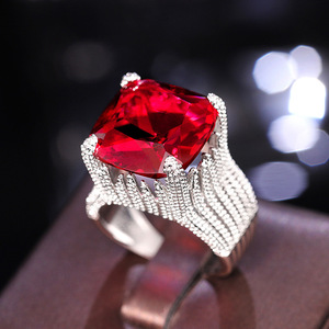 Anello da Donna con Taglio Princess e Incastonatura Geometrica, Gioiello Elegante e alla Moda - Product Image 1