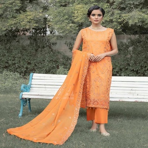 Winter Collection MI Creation Volume BUNAI Pakistan Designers Vestidos largos de 3 piezas de viscosa para mujer con bordado de lentejuelas - Product Image 3