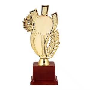 Coupe de trophée en métal poli pour cérémonie d'honneur, événement professionnel - Product Image 1