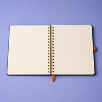 Carnet LABON personnalisé 8 Ball, couverture rigide marine, impression CMYK, nuages lavande effet soleil, clous dorés, reliure spirale Wire-O, ruban orange
