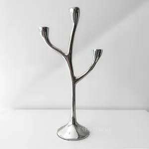 Porte-bougie artisanal en aluminium à 3 bras pour la maison, l'hôtel, décoration personnalisée, finition or de qualité supérieure - Product Image 4