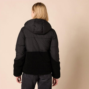 Abrigos acolchados de mujer con logotipo personalizado OEM de color negro Chaquetas acolchadas de burbujas Chaqueta cálida de Invierno para mujer - Product Image 3