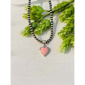 Colgante Religioso Clásico del Suroeste con Diamantes y Perlas, Concha Rosa y Corazón de Plata de Ley con Cadena de Caja Chapada en Rodio, Regalo - Product Image 1