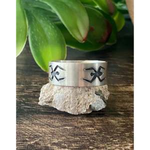 Anillo de Plata de Ley con Incrustaciones de Estilo Navajo, Hecho a Mano, Talla 13.25 - Product Image 1