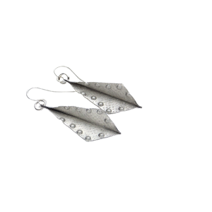 Depuis 1988, Statement Hoops, les tendances de bijoux populaires aux États-Unis, propose des boucles d'oreilles élégantes, notamment des boucles d'oreilles à clous multicolores à motifs floraux. - Product Image 3
