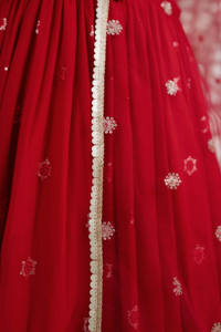 Ensemble de mariée rouge Lehenga Choli de haute qualité avec miroir pour les fêtes d'hiver vendu en gros à des prix de gros bon marché - Product Image 5