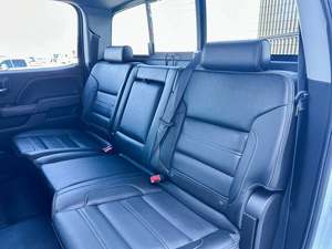 GMC Sierra 2500HD Denali Crew Cab SB 4WD 2018 Usada en Buen Estado - Product Image 4