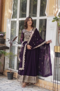 Robe Anarkali au design unique avec Dupatta assorti pour les femmes, disponible à des prix abordables depuis l'Inde - Product Image 6