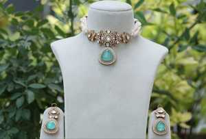 Magnifique ensemble de collier doublet Polki Kundan avec boucles d'oreilles plaquées or pour mariages et fêtes, finition or mat, ensemble de bijoux tendance - Product Image 3