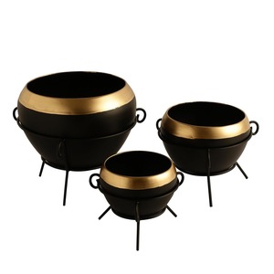 Elegante Maceta Negra con Detalles Dorados para Decoración de Interiores Contemporánea, Estilo Hogareño y Exhibición Decorativa en Suelo o Mesa - Product Image 1