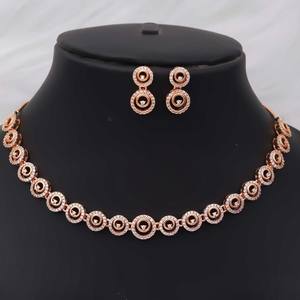 ชุดสร้อยคอวงกลมชุบทองสำหรับผู้หญิง ประดับด้วยเพชรคิวบิกเซอร์โคเนีย พร้อมต่างหูเข้าชุด วัสดุอัลลอยด์ เหมาะเป็นของขวัญสำหรับงานหมั้น เครื่องประดับแฟชั่น - Product Image 2