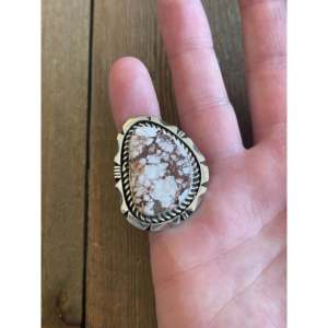 Bague en argent sterling faite à la main par Eddie Secatero, motif cheval sauvage et pierre naturelle sertie en clos, taille 9, pour usage quotidien - Product Image 2