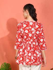 Kurti court en coton imprimé floral rouge pour femmes, style peplum, col en V et manches 3/4, avec dentelle sur la cuisse. - Product Image 5
