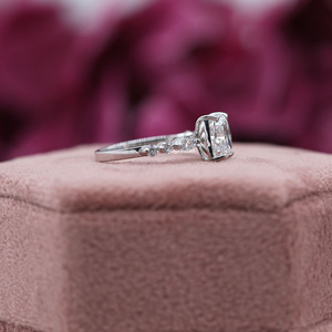 Anillo de compromiso de piedra de racimo de diamante cultivado en laboratorio de corte radiante, anillo de compromiso de plata de ley lujoso para mujer - Product Image 3