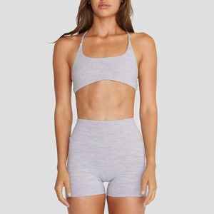 Ensemble de yoga et de fitness avec logo personnalisé pour femmes soutien-gorge de sport et short d'entraînement, grande taille disponible - Product Image 1