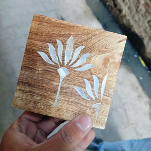 Posavasos de madera de acacia con incrustaciones de concha de nácar y diseño de loto, artículo nuevo aquí. - Product Image 1