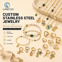 Ensemble de bijoux sur mesure en acier inoxydable plaqué or 18 carats : collier, bracelet, boucles d'oreilles et bague. Bijoux personnalisés en acier inoxydable.