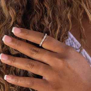 Anillo de Compromiso Clásico de Oro de 14K con Zirconia Cúbica con Engaste Pavé Trenzado de Moda, Certificado por GIA, Anillo de Aniversario de Media Eternidad - Product Image 4