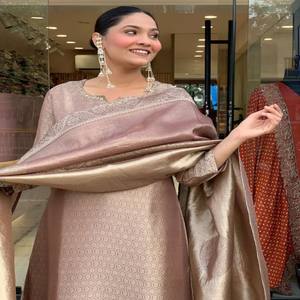 Ensemble de costume VASTRA COTTAGE en jacquard Banarasi pur avec tissage Zari fait main, col entièrement brodé, pantalon assorti et dupatta tissé Zari - Product Image 4