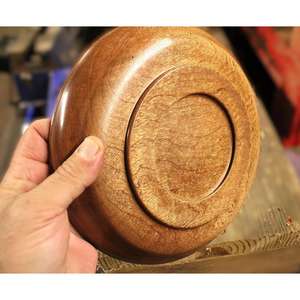 Plat à salade classique en bois de noyer pour collations aux fruits verts frais et configuration de salle à manger simple - Product Image 2