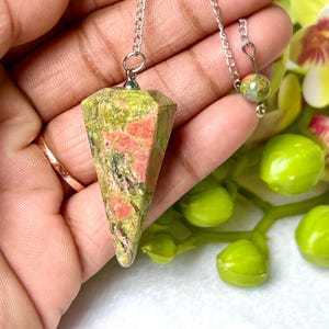 Prix de gros pierre naturelle Unakite pendule poli pour Reiki guérison Chakra amour équilibrage et radiesthésie avec chaîne en argent - Product Image 2