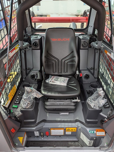 Chargeuse compacte sur pneus diesel Takeuchi TL12V2 rouge, montée sur chenilles, avec godet frontal, capacité de 2 tonnes, Huade Kama haute efficacité - Product Image 3
