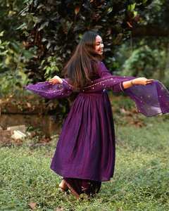 Hermosa colección Kurti-Palazzo de color púrpura, telas de seda Chinon con bordado de secuencia, trabajo para mujer - Product Image 2