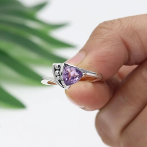 Anillo de Amatista Natural de Diseño Moderno, Hecho a Mano en Plata de Ley 925, Joyería Minimalista con Piedras Preciosas para Mujer, Regalo de Piedra Natal de Febrero - Product Image 1