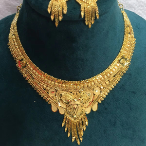 Ensemble de bijoux de mode vintage de la collection du fabricant indien 2024 cuivre plaqué or 24 carats comprenant des broches de collier conçues par les États-Unis - Product Image 1