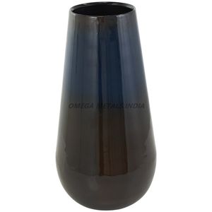 Ensemble personnalisé de deux vases en métal de couleur noire avec des formes contemporaines et des designs élégants pour la décoration intérieure moderne - Product Image 1
