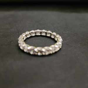 Bague Éternité Élégante en Argent Sterling 925 et Acier Inoxydable avec Diamants, Style Unique, Tendance, Unisexe, Certifiée IGI, pour Usage Quotidien - Product Image 3