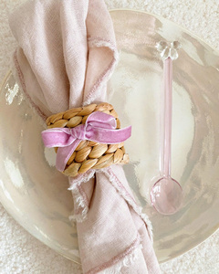 ห่วงผ้าเช็ดปากผักตบชวาถักด้วยโบว์สัมผัสของความหรูหราอุปกรณ์ตกแต่งโต๊ะอาหารทำด้วยมือในเวียดนาม - Product Image 6