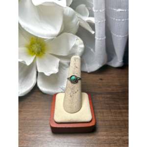 Anillo de Joyería Fina Hecho a Mano por los Navajo, Anillo de Plata de Ley con Turquesa Kingman para Uso Diario - Product Image 1