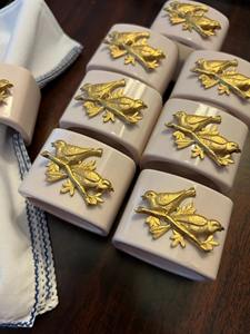 Blanc avec or Design Rond de serviette Accessoire de décoration de table élégant pour la maison Salle à manger Mariage et fête Look élégant et luxueux - Product Image 2