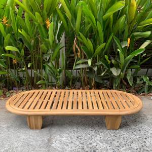 Tumbona hecha de madera maciza de teca con marco de color natural e incluye cojín a prueba de Sol para uso en exteriores - Product Image 4