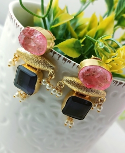 Elegantes pendientes colgantes hechos a mano chapados en oro de 18 quilates con diseño de piedra doble con piedras preciosas ovaladas texturizadas - Product Image 2