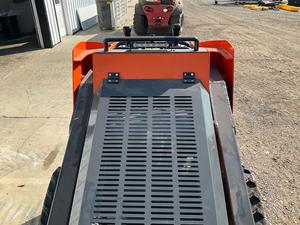 Minicargadora de orugas Diggit SCL850 con motor diésel de alta eficiencia y componentes MOOG para rodamientos de motor - Product Image 4