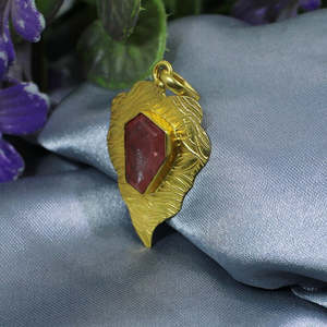 Colgante de latón chapado en oro al por mayor, componente de joyería de piedras preciosas craqueladas de cereza - Product Image 4