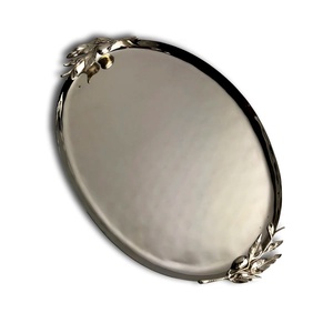 Plateau de service ovale en argent moderne avec finition martelée, parfait pour présenter des apéritifs et améliorer les paramètres de table - Product Image 2