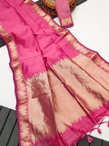 Sari de soirée formel en soie brute Khadi, doux et fluide, avec une magnifique bordure de pallu en Zari doré et une blouse fantaisie à franges contrastantes - Product Image 4
