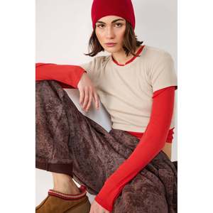 Camiseta corta acanalada con adornos de piedras - Product Image 1