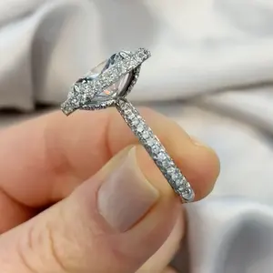 แหวนหมั้นเพชรโมอิสซาไนต์ทรงรี 3.88 กะรัต เงินแท้ 925 ประดับเพชรแบบวงแหวนหรูหราสง่างาม - Product Image 2