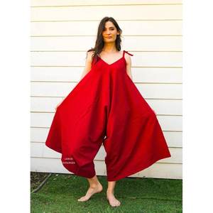 2023 nuevo Mono de verano con cuello en V para mujer, tejido de tamaño libre, informal, suelto, sin mangas, con pierna ancha, rojo liso - Product Image 1