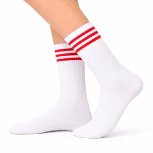 Chaussettes longues en tricot rouge avec motif rayé coloré - Product Image 2