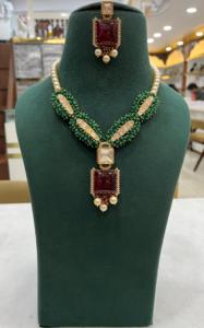 Ensemble de collier et boucles d'oreilles de haute qualité, exquis, artisanal, avec des détails en pierre d'émeraude Kundan, colliers tendance, colliers ras du cou - Product Image 3