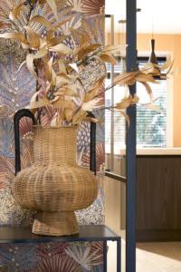 Vase décoratif avec anse noire Fabriqué au Vietnam Matériau écologique pour la décoration intérieure et la décoration de la table Vente en gros - Product Image 6